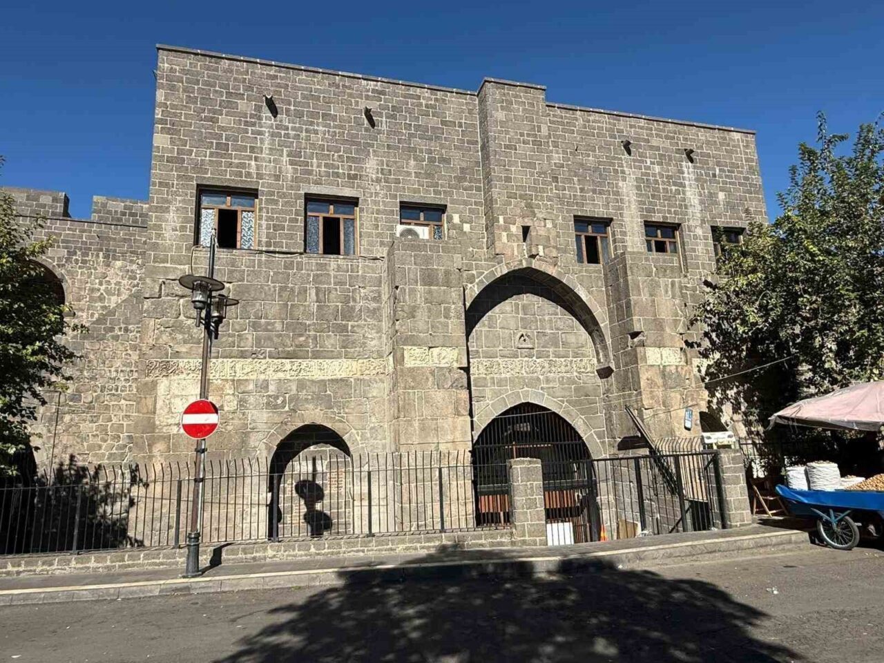 Diyarbakır’ın Sur ilçesindeki 969 yıllık Mervani Camisi’nde abdest alınamaması nedeniyle