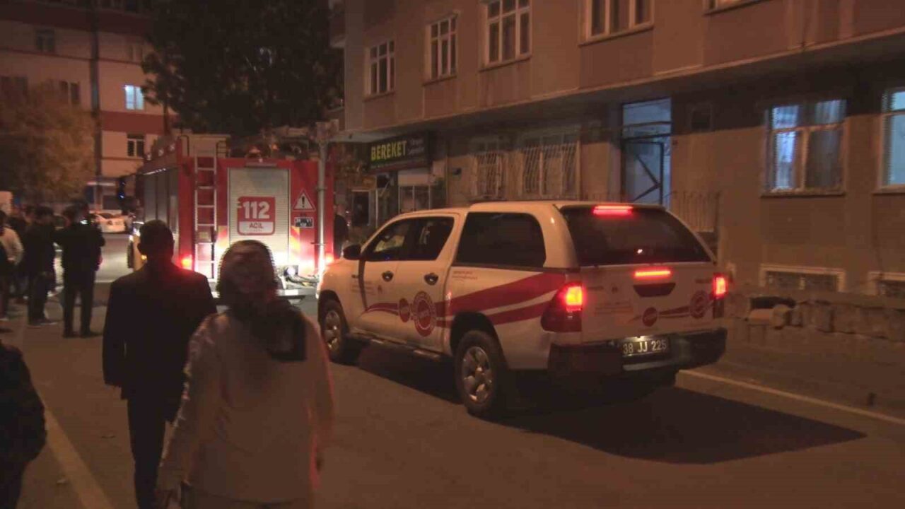 Kayseri’nin Melikgazi ilçesinde, 54 yıllık bir apartmanda koridordaki fayansların çatlaması