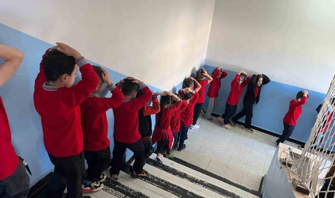 Bingöl’de 54 Okulda Eş Zamanlı Deprem Tahliye Tatbikatı Gerçekleştirildi Bingöl'de "13 Ekim Uluslararası Afet Risklerinin Azaltılması Günü" dolayısıyla 54