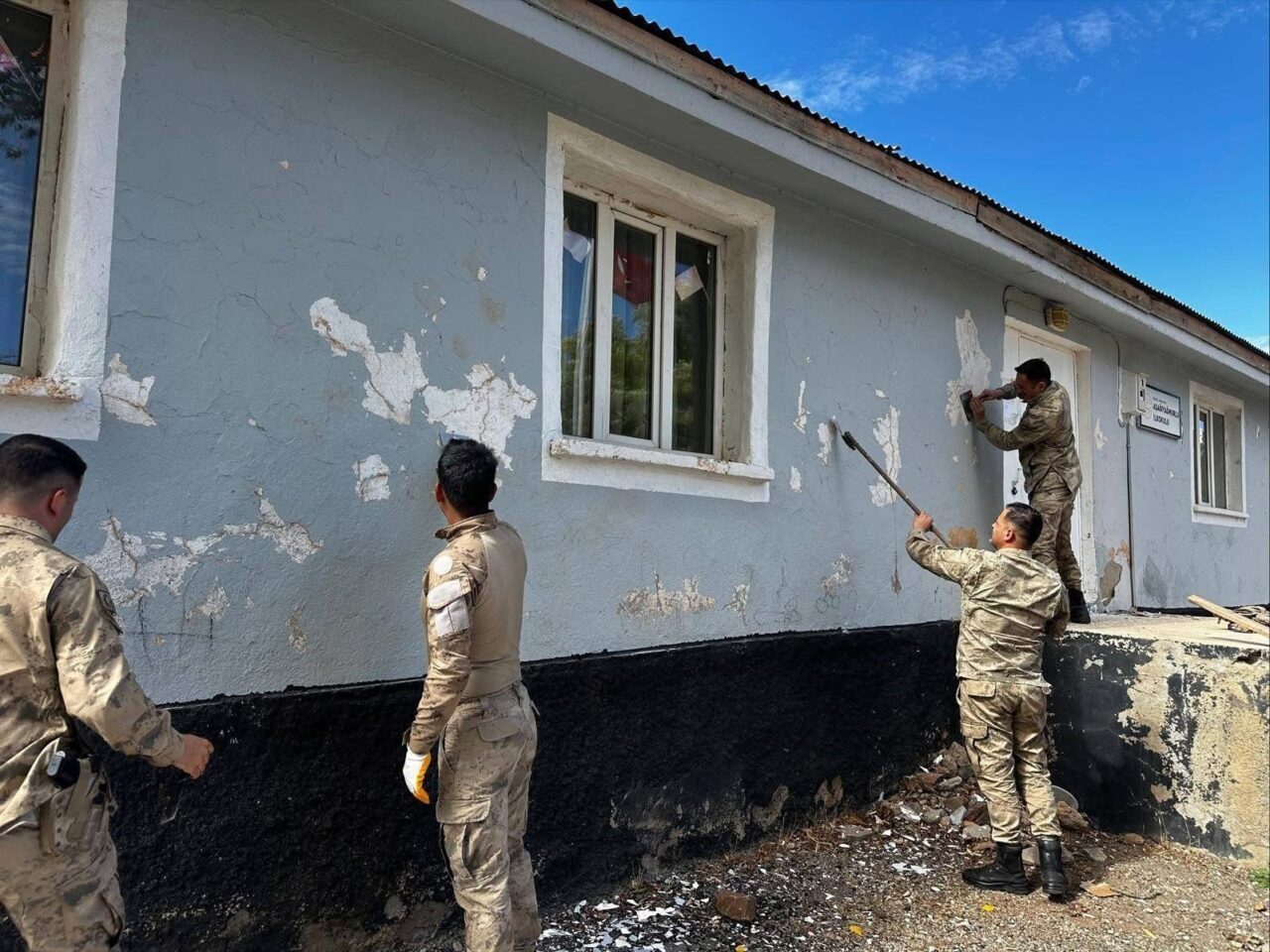Bingöl'ün Karlıova ilçesindeki Aşağı Yağmurlu İlkokulu'nda jandarma ekipleri, eğitim koşullarını