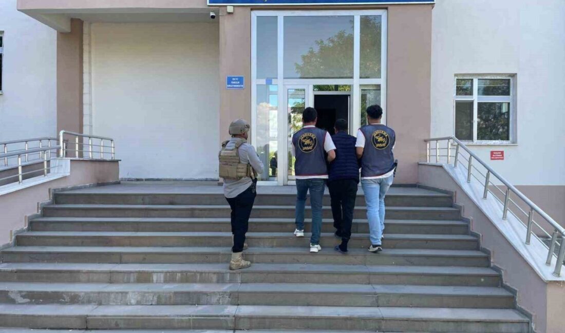 Bingöl’de 20 Yıl Hapis Cezası Olan Zanlı Jandarma Tarafından Ele Geçirildi Bingöl'de jandarma, uyuşturucu ticareti suçundan 20 yıl hapis cezası bulunan