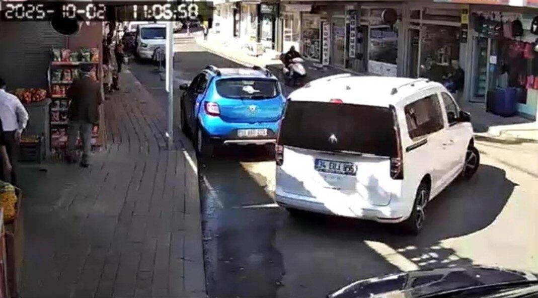 Bingöl'ün Solhan ilçesinde park halindeki otomobilin caddeye çıkarken motosikletle çarpışması