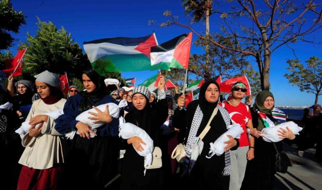 Antalya'da Gazze'deki katliama dikkat çekmek amacıyla düzenlenen yürüyüşte binlerce kişi
