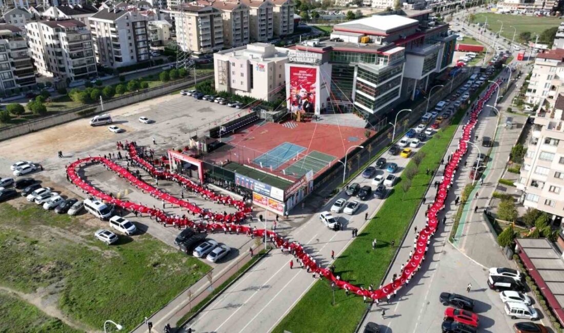 Bursa'da, Altınşehir Okulları tarafından düzenlenen Cumhuriyet Bayramı kutlamalarında öğrenciler, 500
