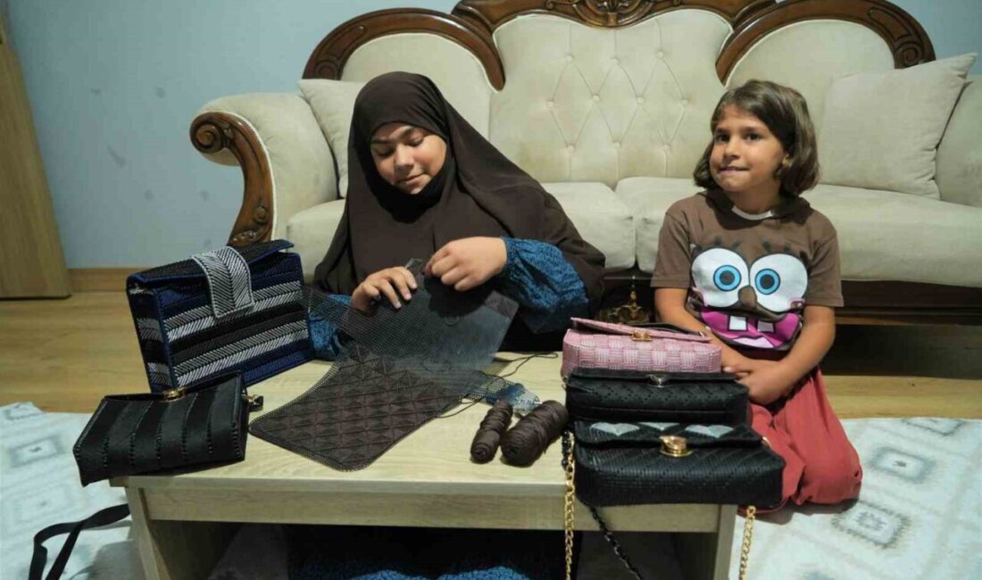 Muş’ta yaşayan 15 yaşındaki engelli Tuana Kaya, el emeği çantalar