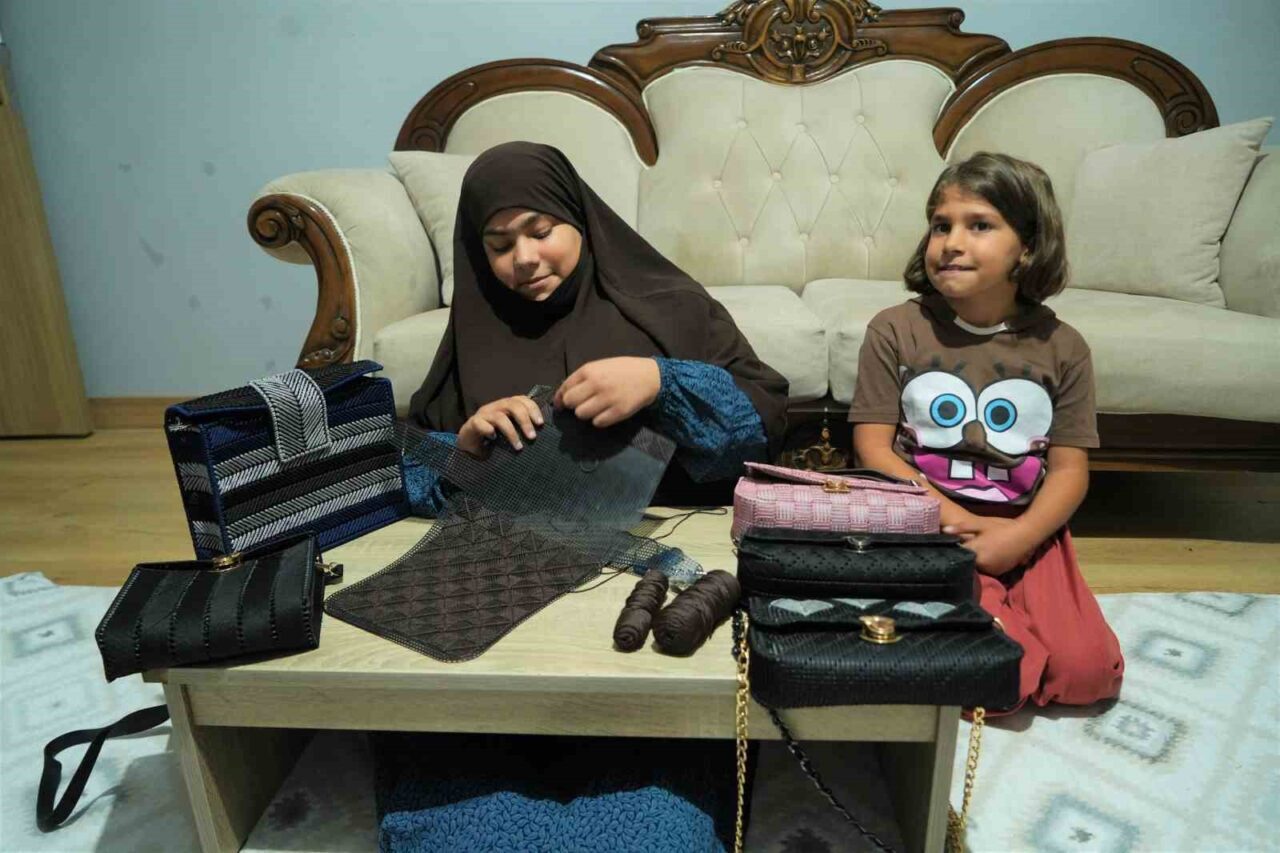 Muş’ta yaşayan 15 yaşındaki engelli Tuana Kaya, el emeği çantalar