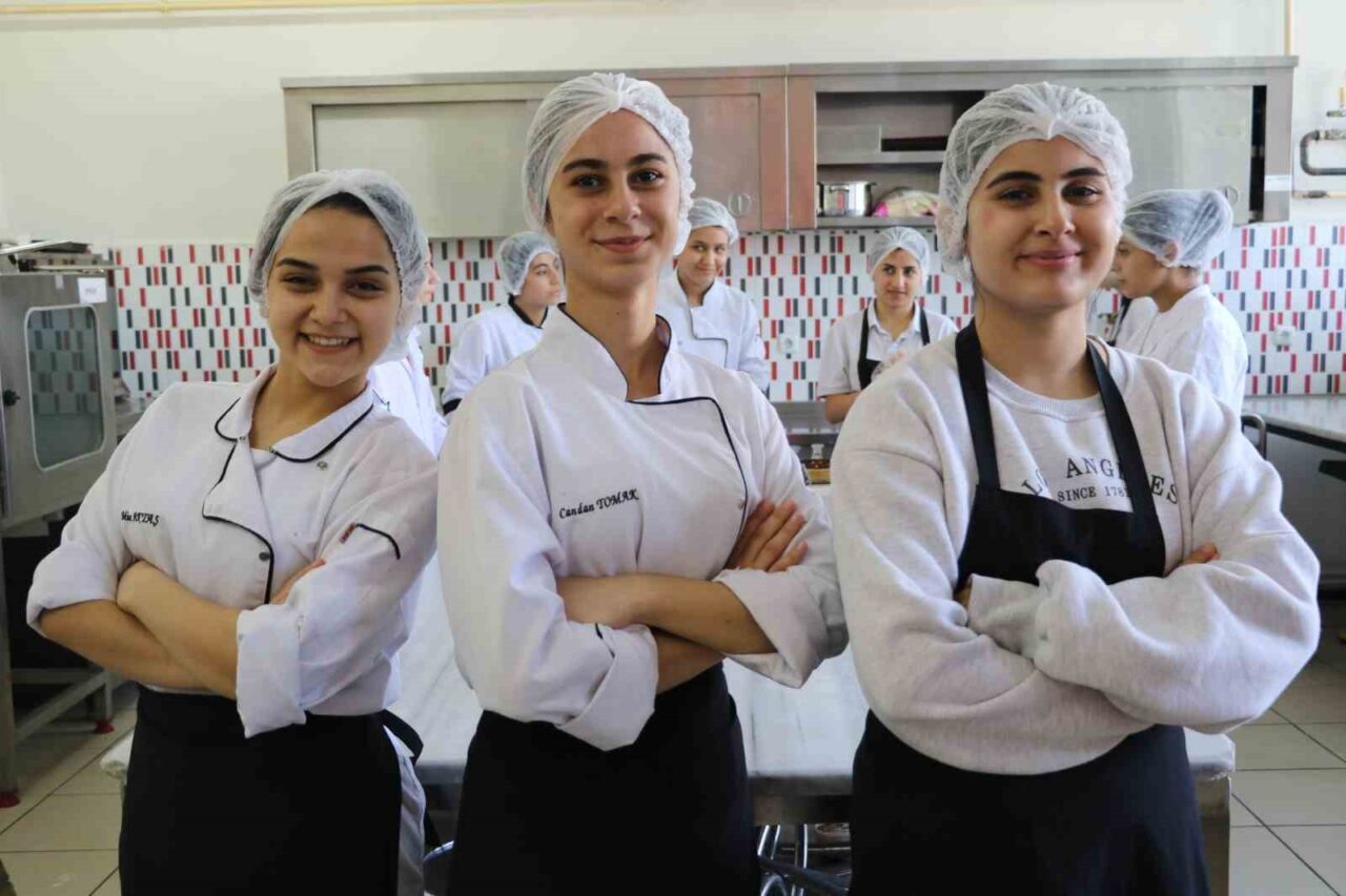 Diyarbakır'daki Dicle Kız Mesleki ve Teknik Anadolu Lisesi'nde eğitim gören
