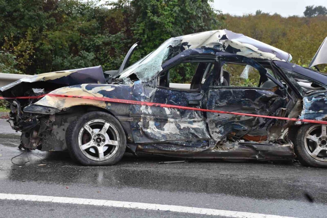 Sakarya'nın Hendek ilçesinde sabah saatlerinde meydana gelen kazada, yolcu otobüsü