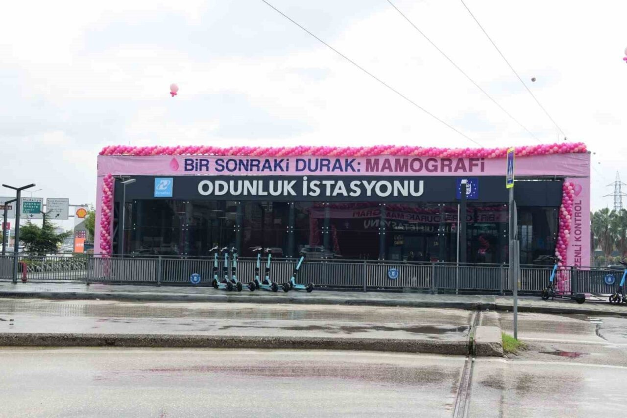 Bursa’da Meme Kanserinde Erken Teşhis İçin Tren İstasyonu Pembe Balonlarla Süslenerek Farkındalık Oluşturuldu
