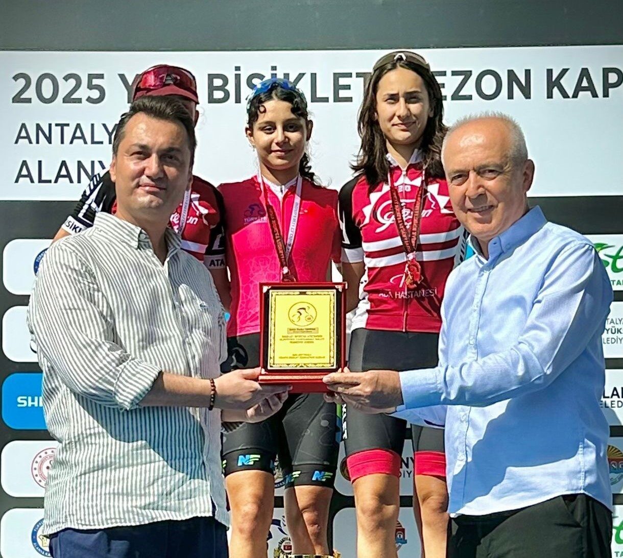 Denizlili bisikletçi Buse Ertekin, 2025 sezonunda katıldığı tüm yarışları kazanarak