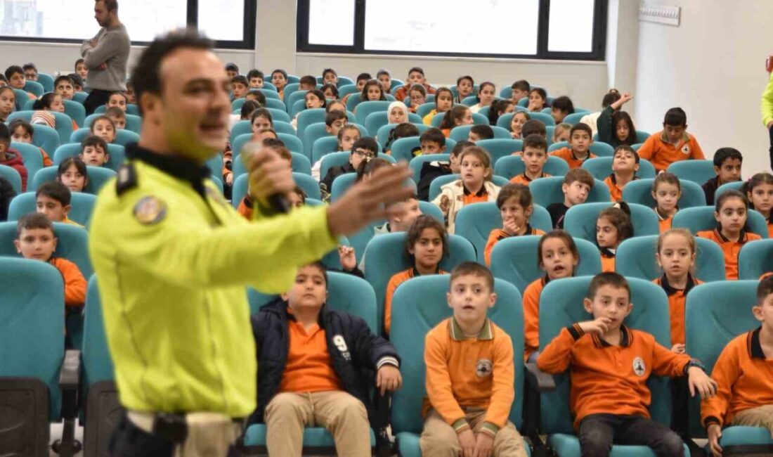 Bitlis’te Okullarda Trafik Güvenliği Eğitimleri Aralıksız Devam Ediyor Bitlis'te Emniyet ve Milli Eğitim Müdürlükleri, okullarda trafik güvenliği eğitimleri
