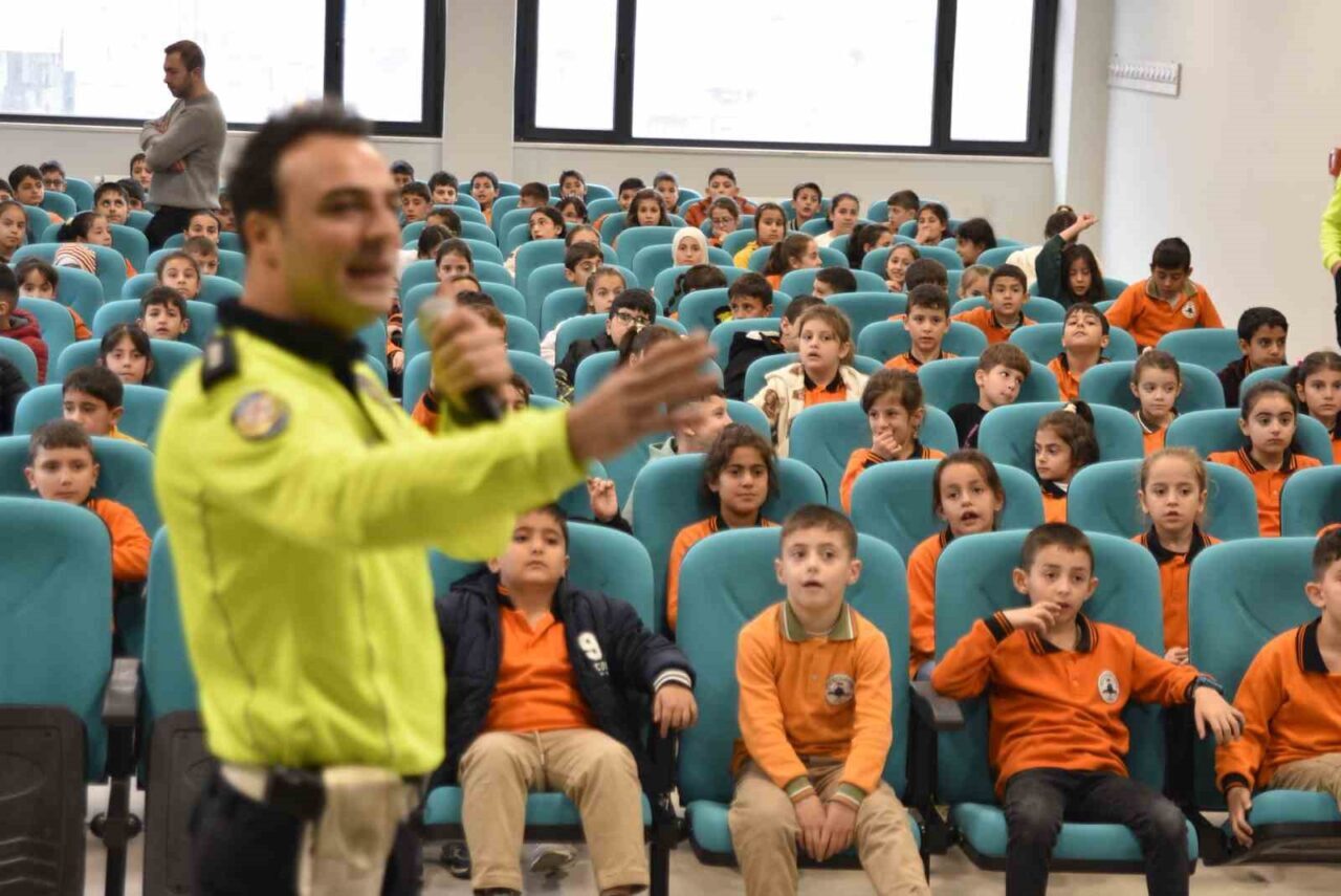 Bitlis'te Emniyet ve Milli Eğitim Müdürlükleri, okullarda trafik güvenliği eğitimleri