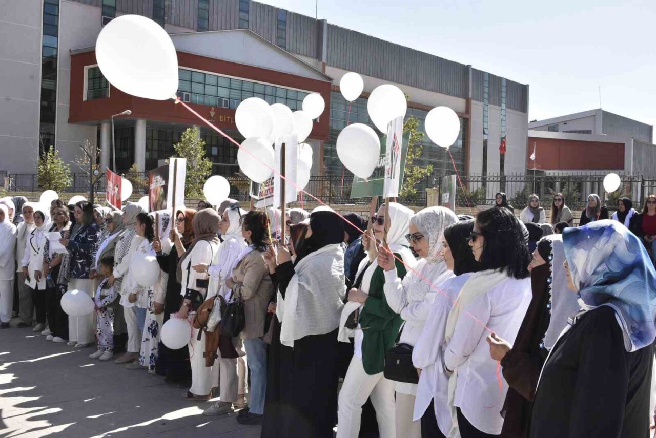 Bitlis'te kadınlar, Gazze saldırılarını protesto etmek için "Sessiz Çığlık Yürüyüşü"