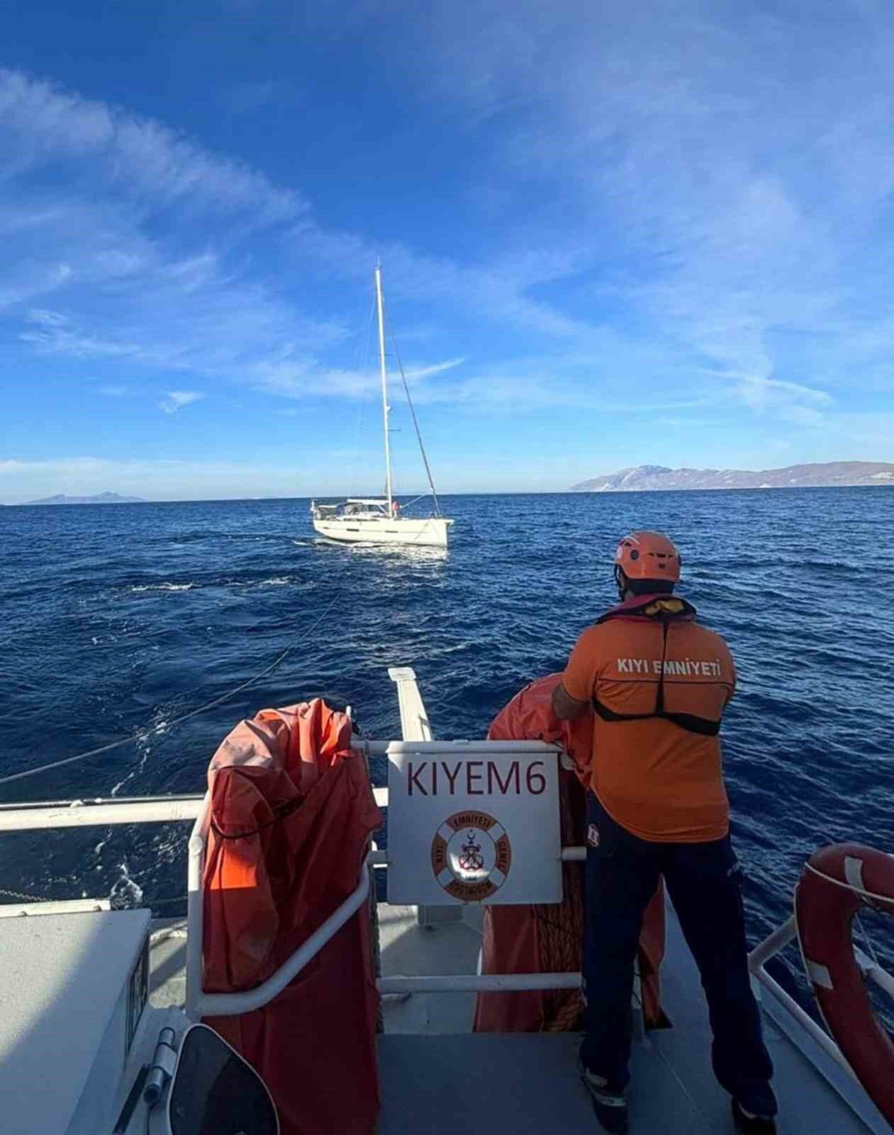 Muğla'nın Bodrum ilçesi açıklarında makine arızası nedeniyle sürüklenen 17 metrelik