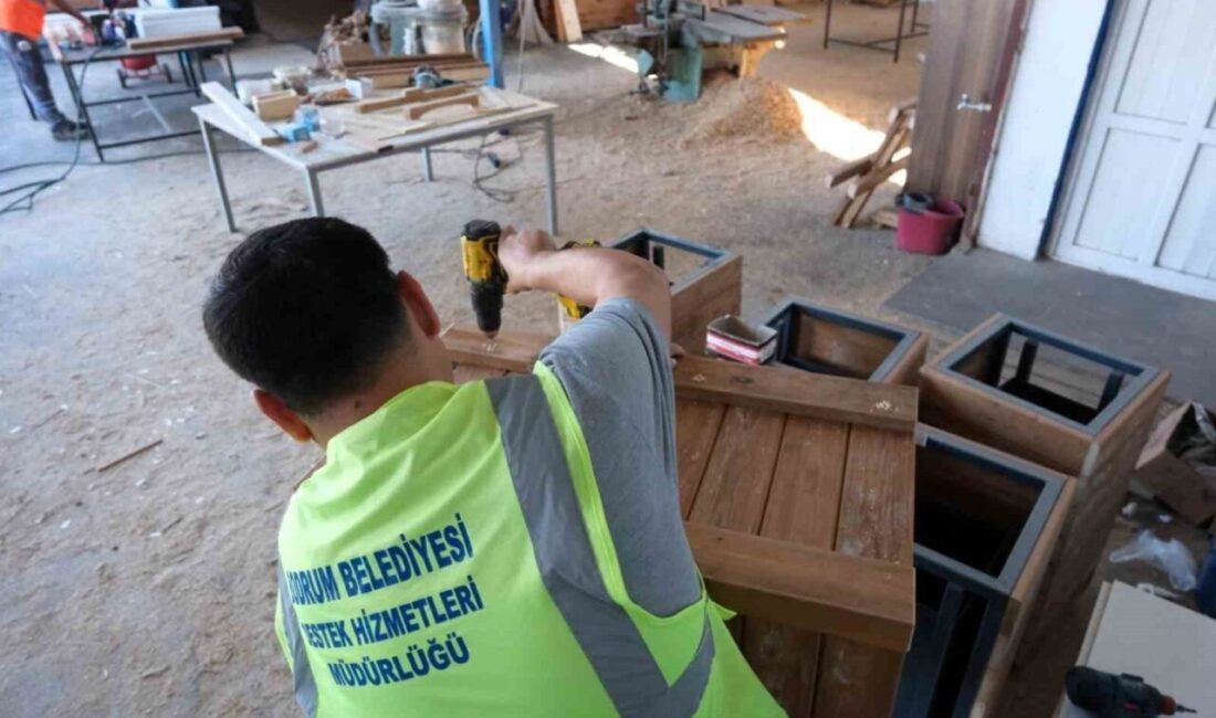 Bodrum Belediyesi, Şehrin Estetiğini Artıracak Yeni Kent Mobilyaları Üretiyor Bodrum Belediyesi, kent estetiğini artırmak amacıyla yeni kent mobilyaları üretiyor.