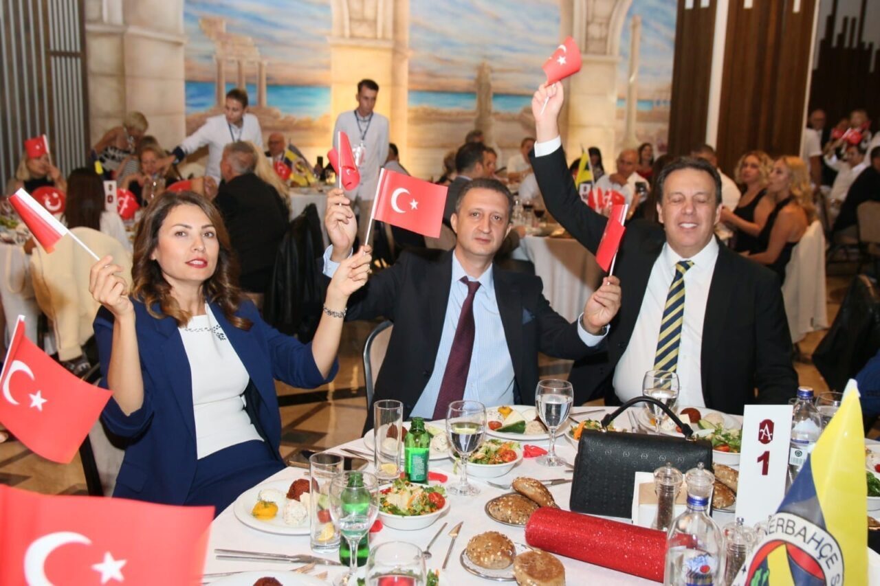 Bodrum Fenerbahçeliler Derneği, Cumhuriyet'in 102. yıl dönümünü düzenlenen baloda kutladı.