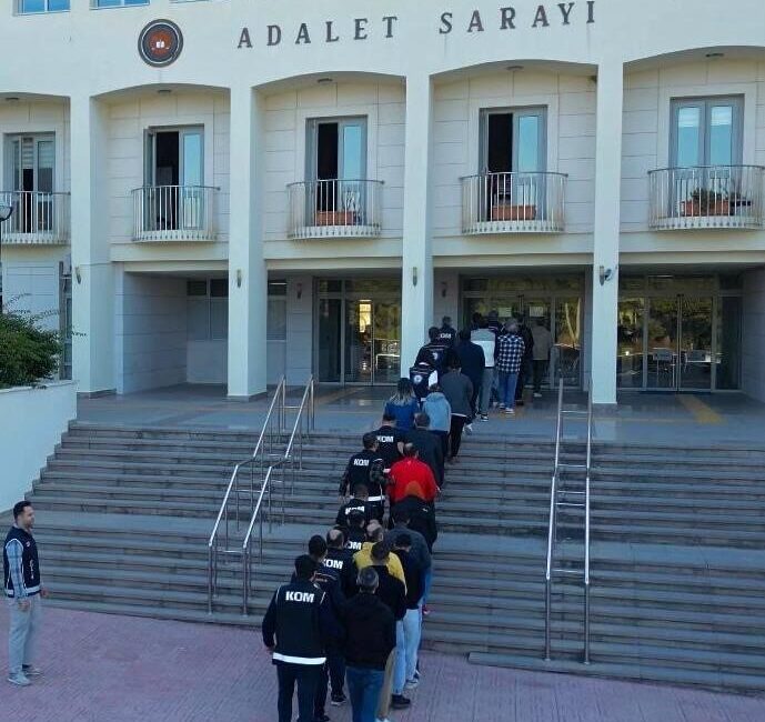 Bodrum’da Göçmen Kaçakçılığına Yönelik Operasyonda 19 Şüpheli Gözaltına Alındı Bodrum merkezli yürütülen operasyonla göçmen kaçakçılığı yaptığı belirlenen 19 şüpheli