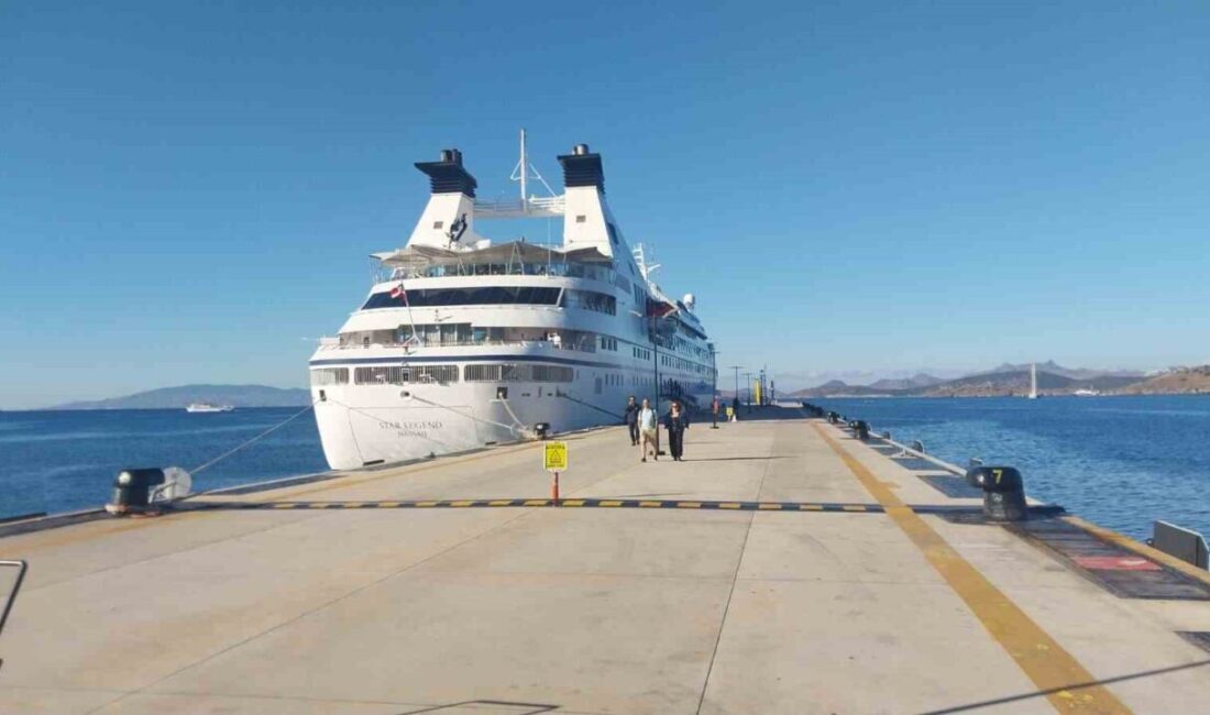 Muğla'nın Bodrum ilçesine, Bahamalar bayraklı Star Legend yolcu gemisi 277