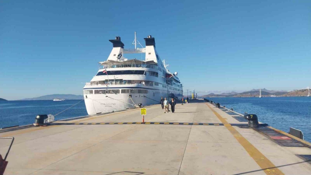 Muğla'nın Bodrum ilçesine, Bahamalar bayraklı Star Legend yolcu gemisi 277