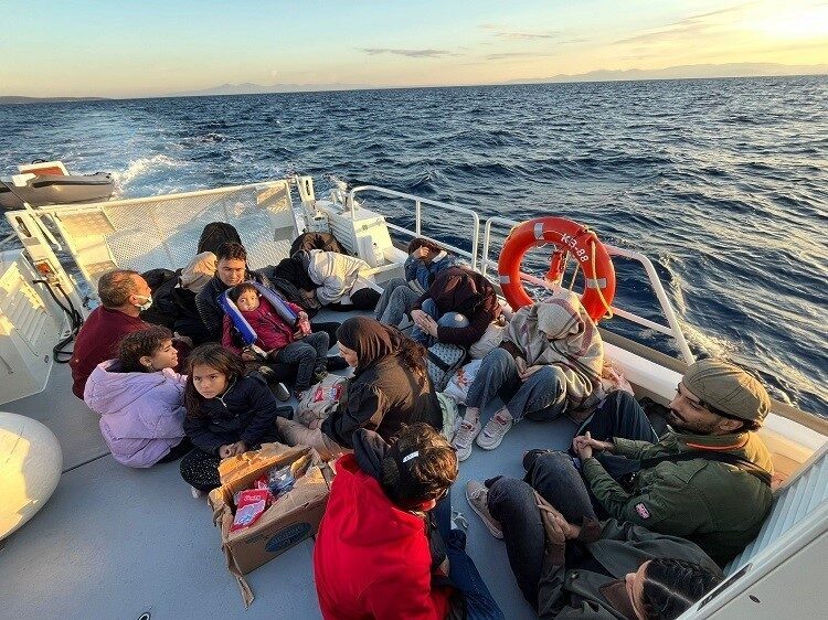 Muğla'nın Bodrum açıklarında 24 düzensiz göçmenin bulunduğu iki botla ilgili