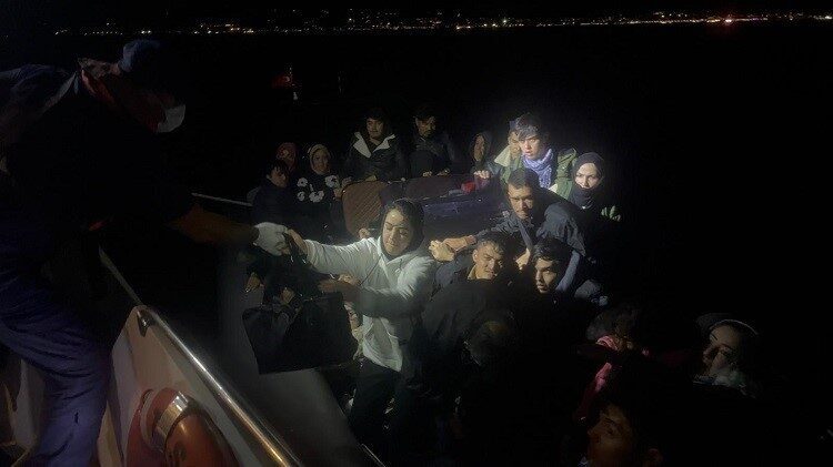 Bodrum Açıklarında 9 Çocukla Birlikte 43 Düzensiz Göçmen Kurtarıldı, 1 Kaçakçı Gözaltına Alındı Muğla'nın Bodrum açıklarında, Sahil Güvenlik tarafından durdurulan bir lastik botta