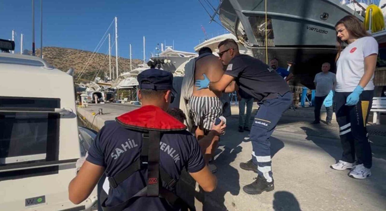 Bodrum açıklarında bir gezi teknesinde yaralanan bir vatandaşa acil yardım