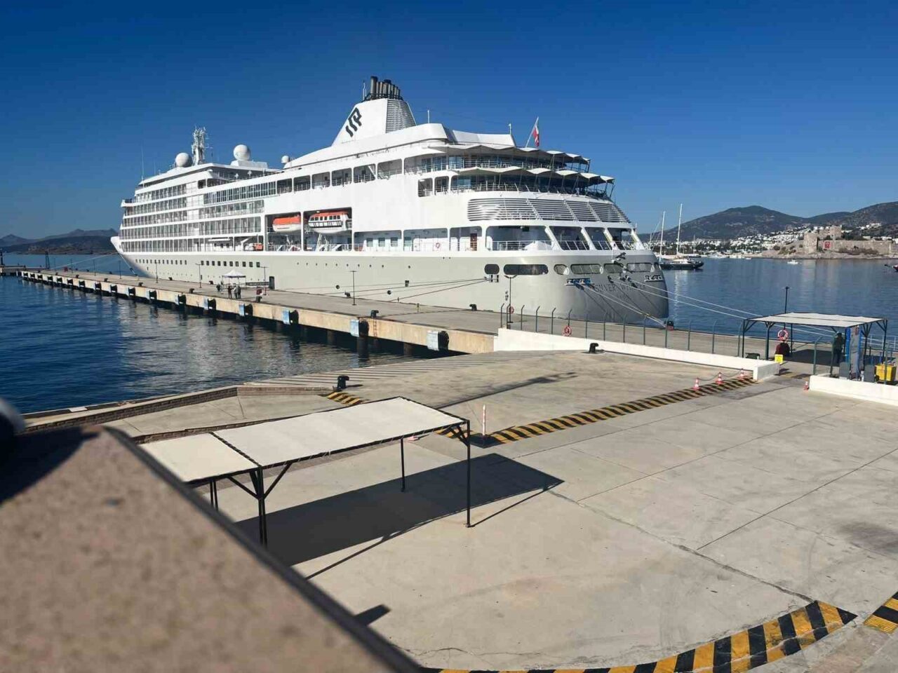 Bodrum’a ziyarette bulunan 186 metre uzunluğundaki Silver Whisper isimli kruvaziyer