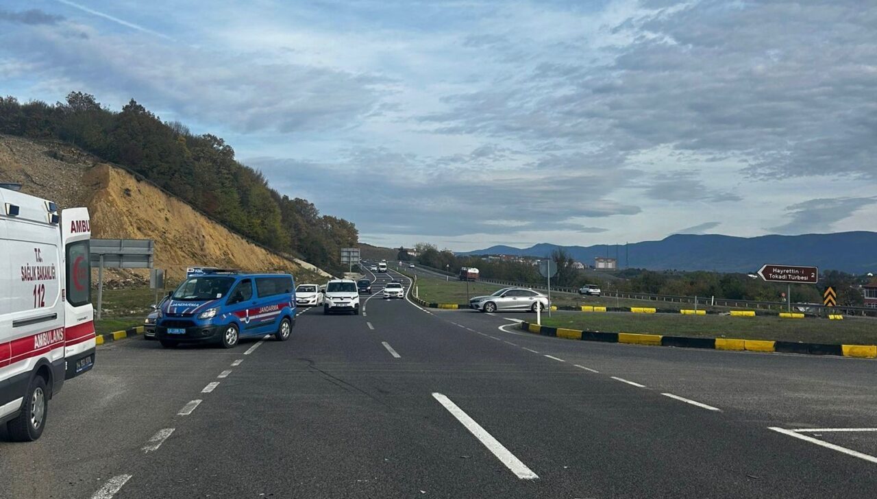 Bolu'da D-100 karayolu üzerinde hafif ticari araç ile otomobilin çarpışması