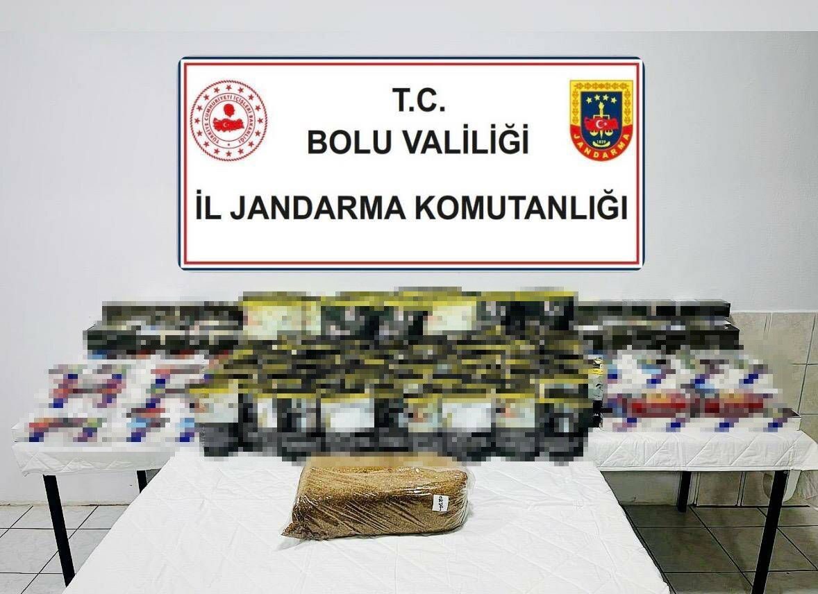Bolu'da jandarma, bir araçta yaptığı operasyonda 35 bin kaçak makaron