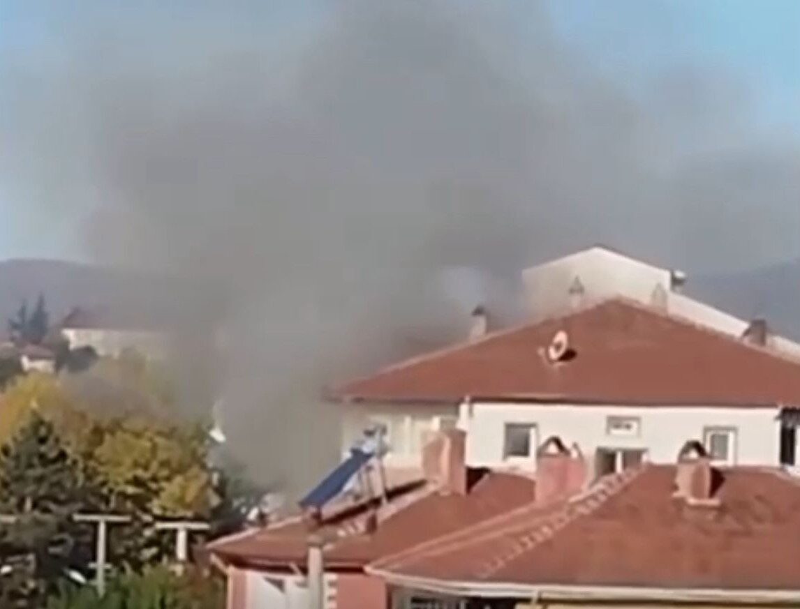 Bolu'nun Çıkınlar Mahallesi'ndeki 5 katlı bir apartmanın üçüncü katında çıkan