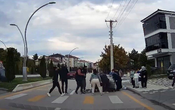 Bolu'da Kuvayi Milliye Bulvarı'nda karşıdan karşıya geçmeye çalışan 4 yaşındaki