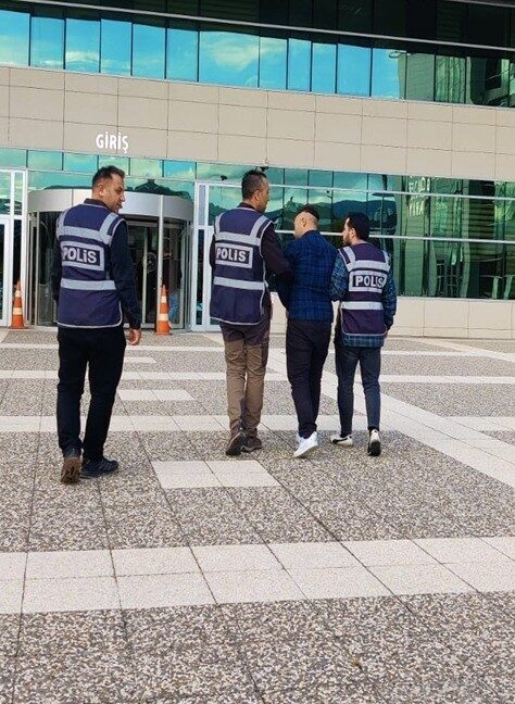 Bolu'da gerçekleştirilen polis operasyonlarında, aralarında çocuk istismarı ve ruhsatsız silah