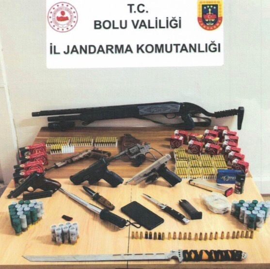 Bolu'da jandarma, ruhsatsız silah ticareti yapan S.Ç. adlı kişiyi düzenlenen