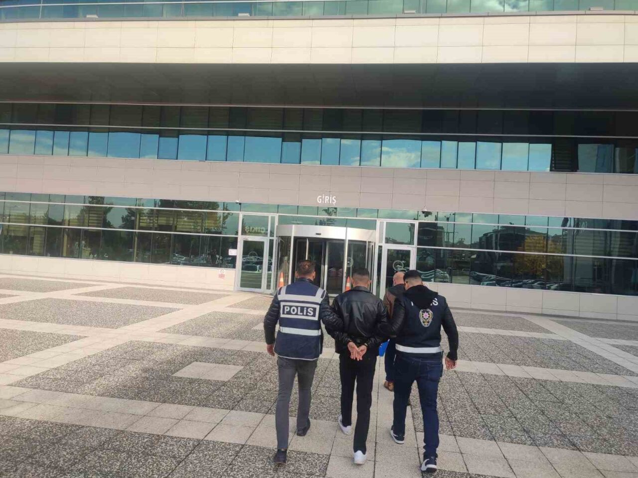 Bolu'da M.P., köydeki evine döndüğünde eşyalarının çalındığını fark etti ve