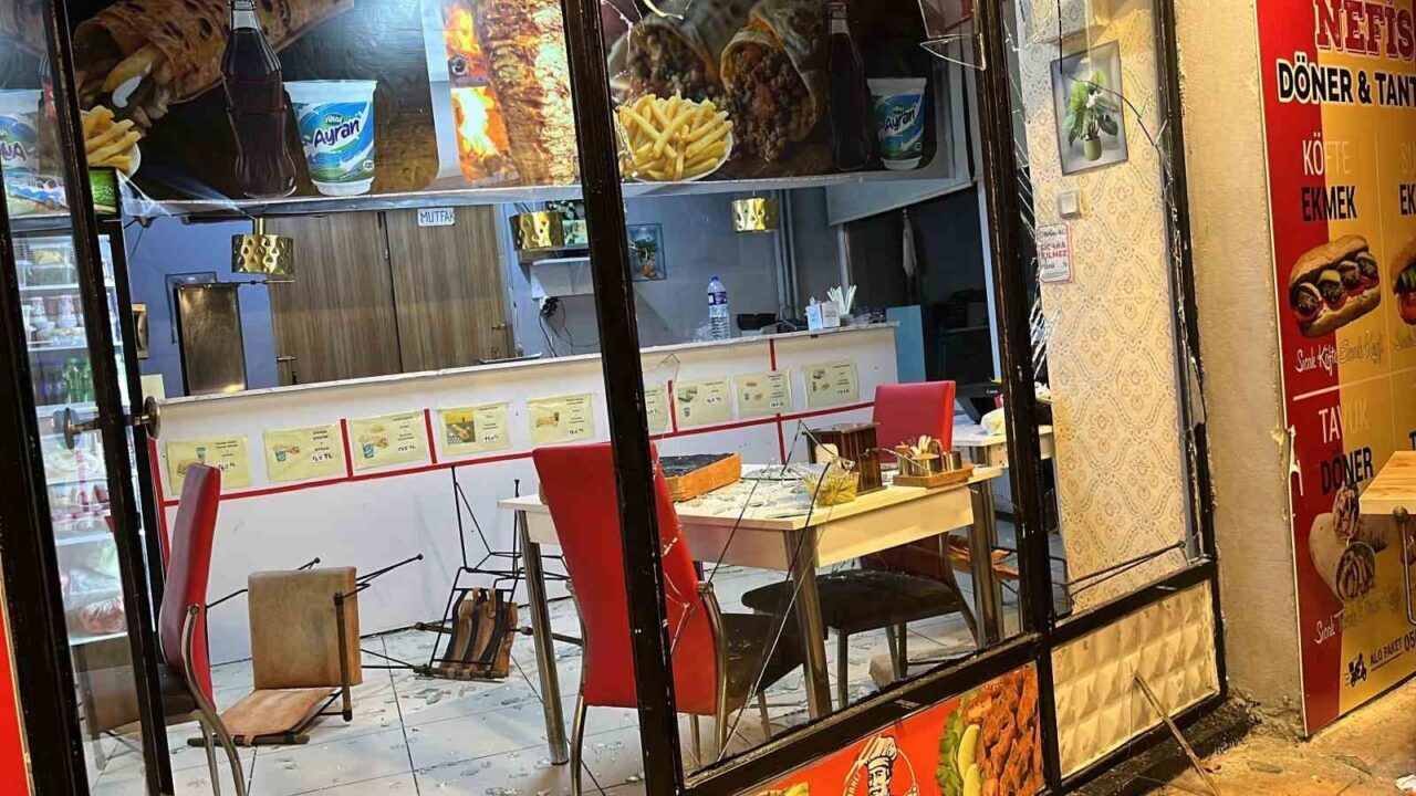 Bolu'daki dönerci dükkanına gelen iki kişi, iş yeri sahibi Hayati