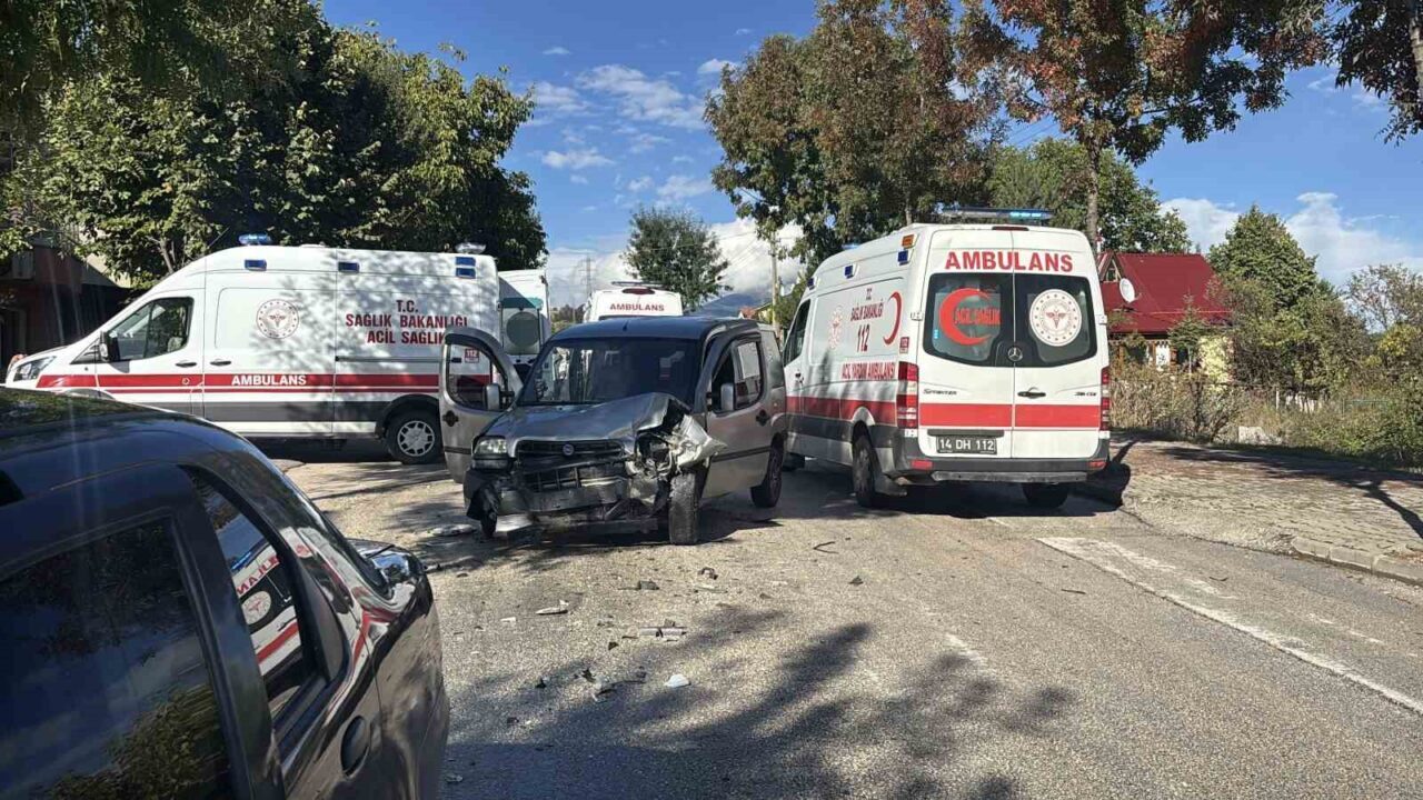 Bolu'da hafif ticari araç ile otomobilin çarpışması sonucu 4'ü çocuk