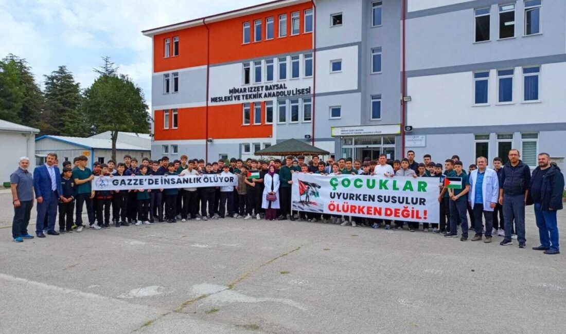 Bolu'da lise öğrencileri, İsrail'in Gazze saldırılarını protesto etmek için toplandı.