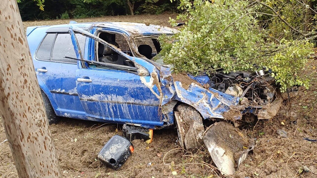 Bolu-Mudurnu kara yolunda yağmur sebebiyle kayganlaşan yolda direksiyon hakimiyetini kaybeden