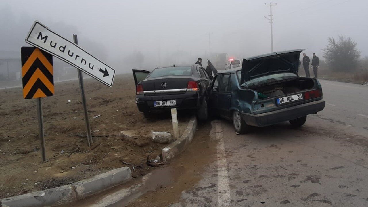 Bolu'nun Mudurnu ilçesindeki dönel kavşakta iki aracın çarpışması sonucu 1’i