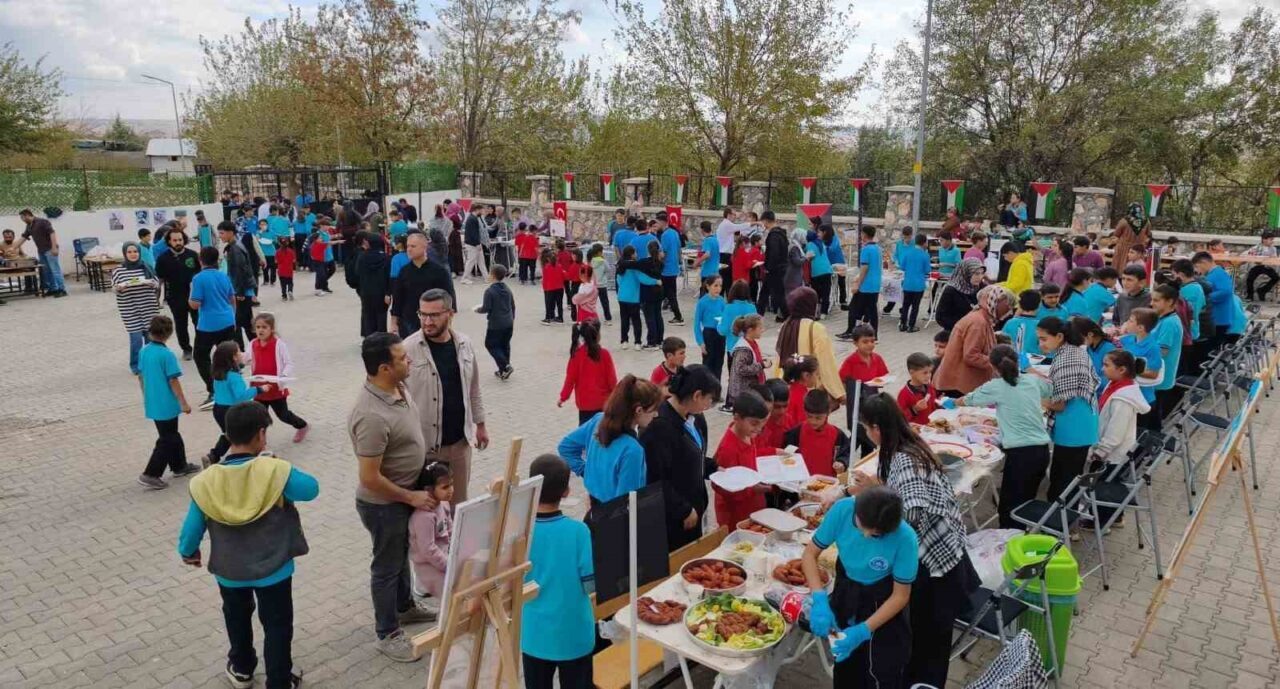 Adıyaman Kahta'daki Bölükyayla ve İmam Hatip Ortaokulu, Gazze yararına "Gazzeli
