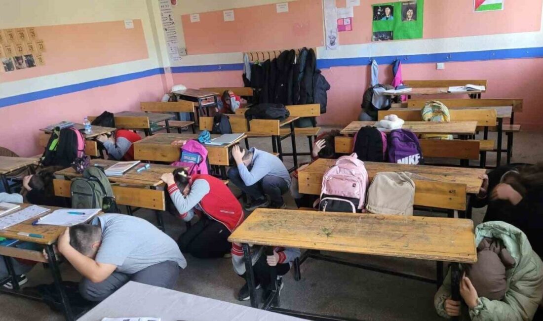 Bolvadin’de Okullarda Deprem ve Tahliye Tatbikatı Gerçekleştirildi Afyonkarahisar'ın Bolvadin ilçesindeki okullarda, Afetler ve Dayanıklılık Ayı etkinlikleri kapsamında