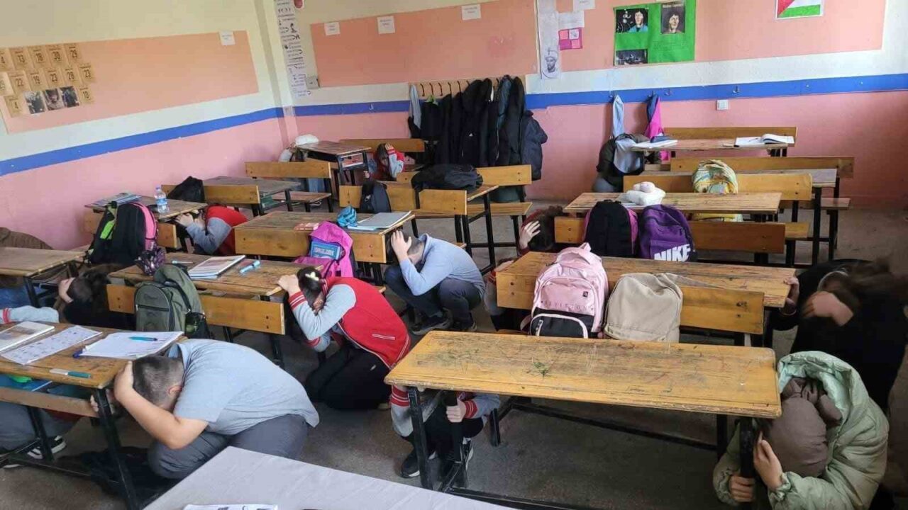 Afyonkarahisar'ın Bolvadin ilçesindeki okullarda, Afetler ve Dayanıklılık Ayı etkinlikleri kapsamında