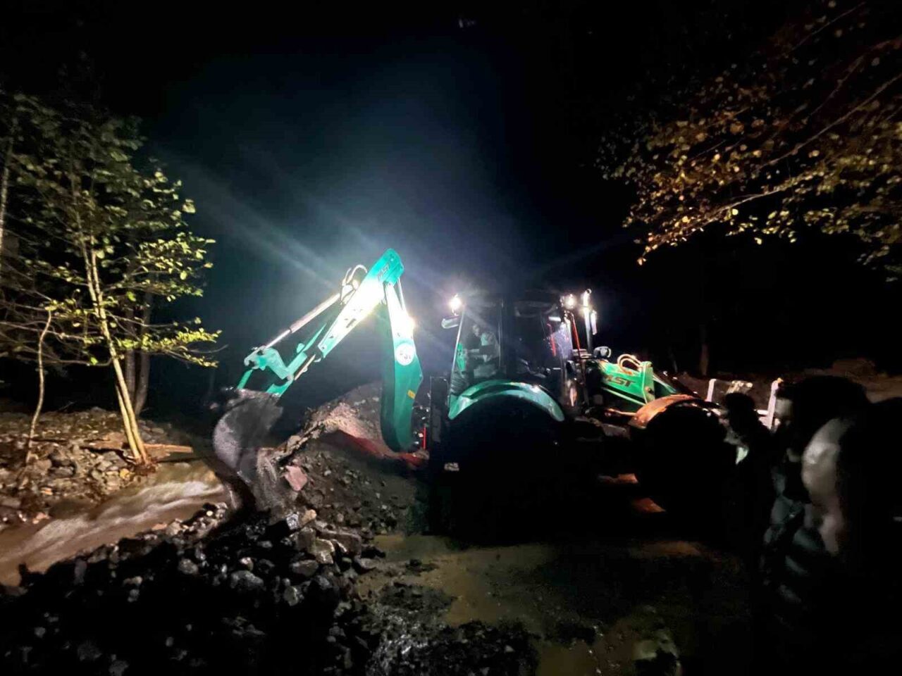 Artvin'in Borçka ilçesinde gerçekleşen şiddetli yağış sonrası Karagöl çevresindeki dere