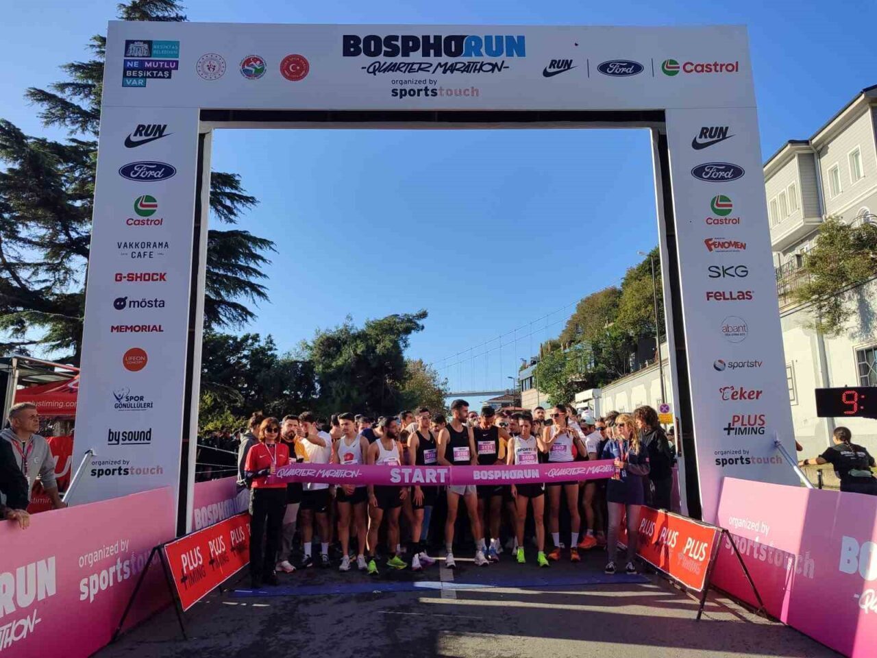 Beşiktaş'ta düzenlenen "Bosphorun Quarter Marathon" etkinliği, 3 bin sporcunun katılımıyla