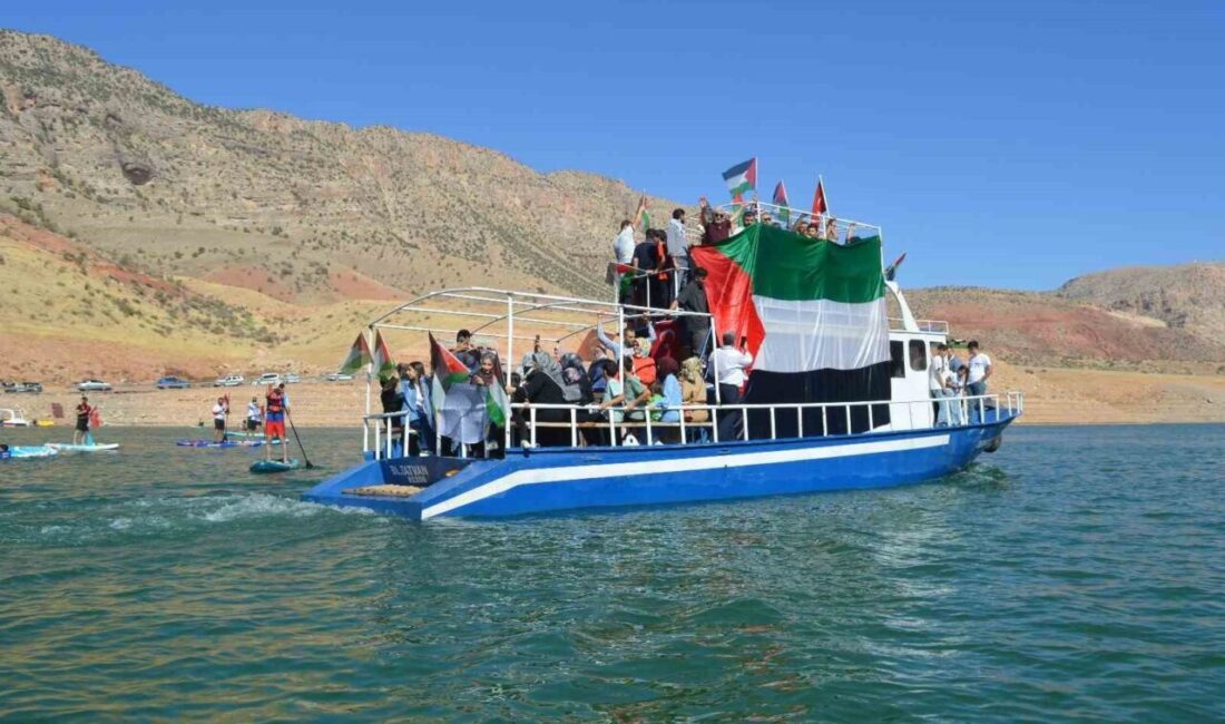 Siirt'te vatandaşlar, Küresel Sumud Filosu'na destek amacıyla Botan Çayı'nda tekneyle