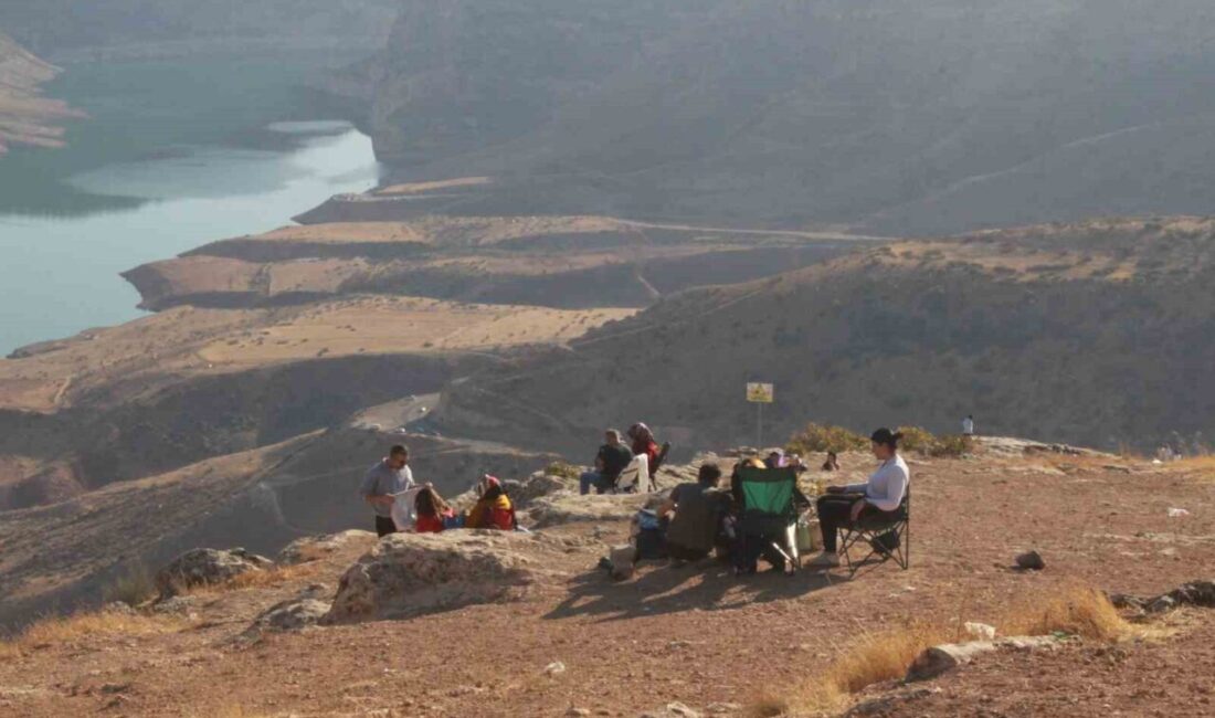 Siirt’te Sonbahar Keyfi: Botan Vadisi’nde Piknik ve Uçurtma Şenliği Siirt'te vatandaşlar sonbaharın keyfini Botan Vadisi’nde çıkararak piknik yaptı, çay
