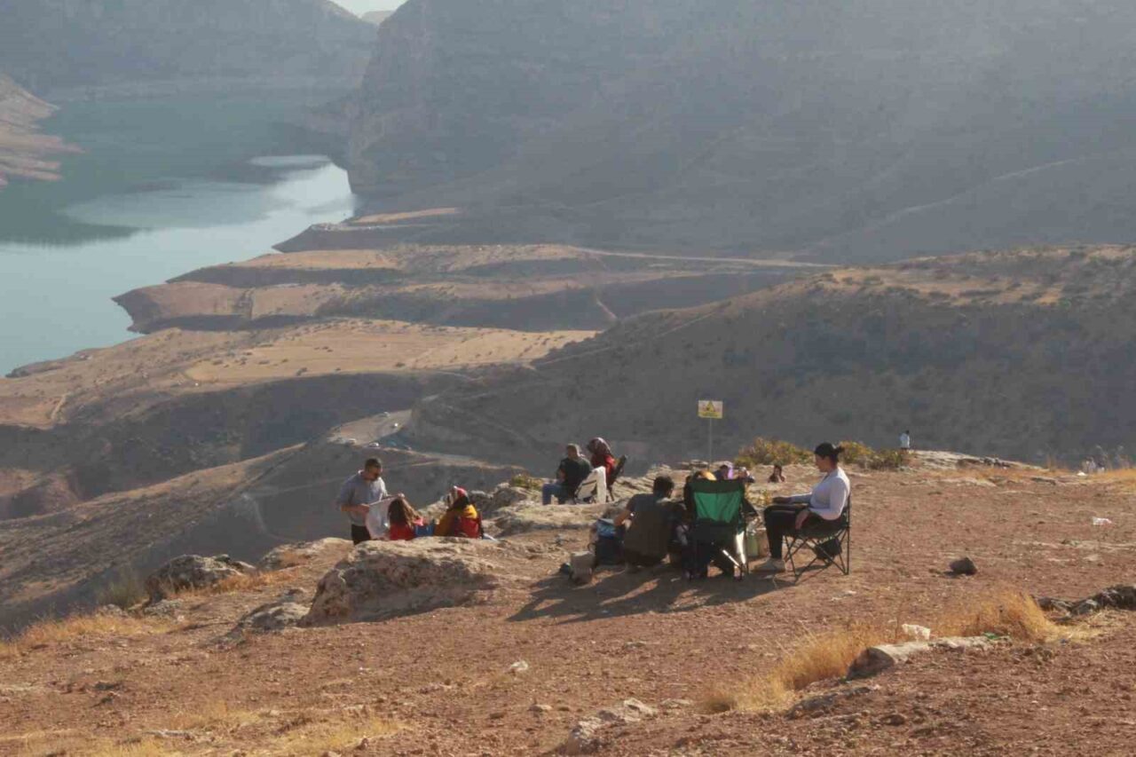 Siirt'te vatandaşlar sonbaharın keyfini Botan Vadisi’nde çıkararak piknik yaptı, çay