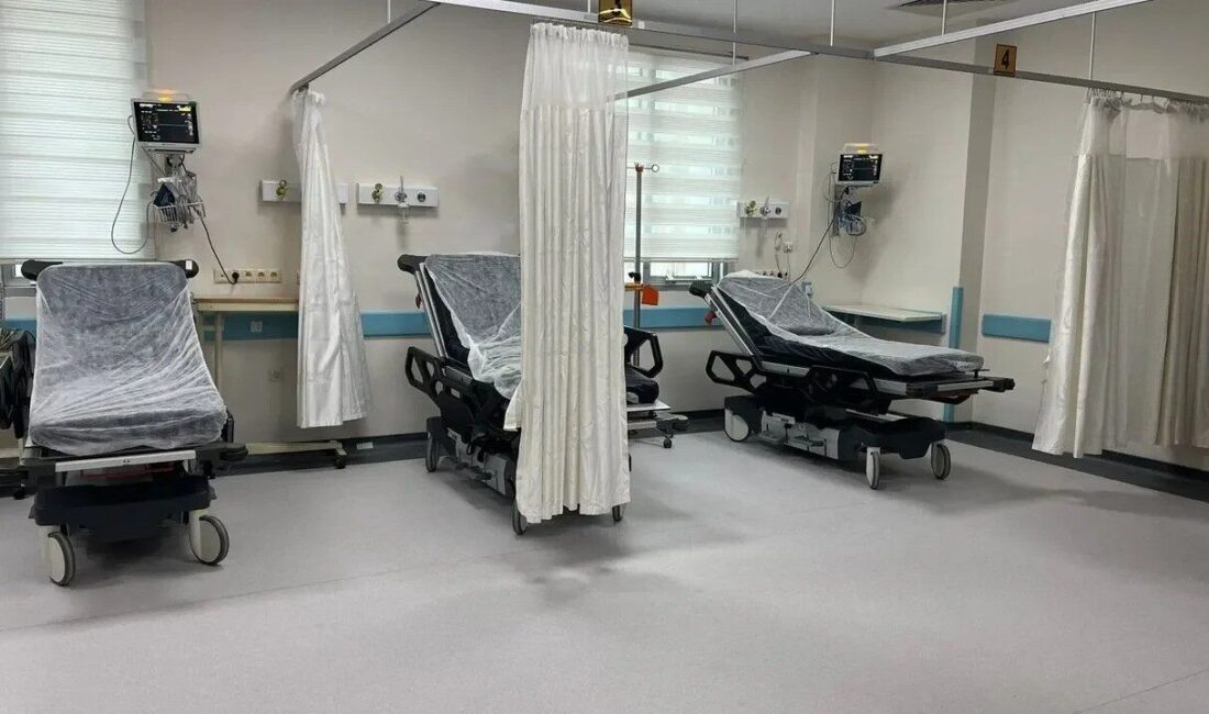 Boyabat Devlet Hastanesi Acil Servisi Yenilenen Hizmetine Kavuştu Boyabat Devlet Hastanesi’ndeki Acil Servis, yenileme çalışmalarının ardından tekrar açıldı.