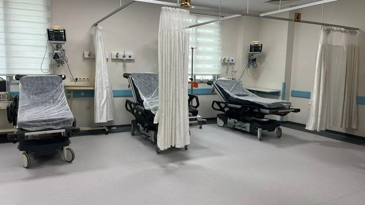 Boyabat Devlet Hastanesi’ndeki Acil Servis, yenileme çalışmalarının ardından tekrar açıldı.