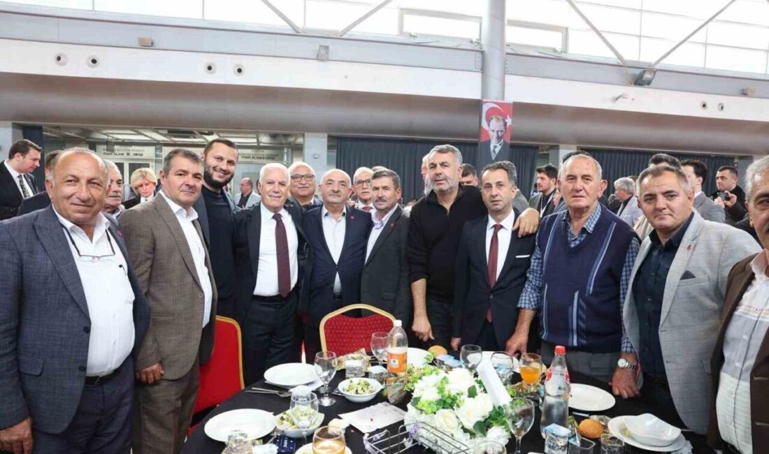 Bursa Büyükşehir Belediye Başkanı Bozbey, Muhtarlarla Buluşarak İletişim ve İşbirliğini Güçlendirdi Bursa Büyükşehir Belediye Başkanı Mustafa Bozbey, Muhtarlar Günü etkinliğinde muhtarlarla